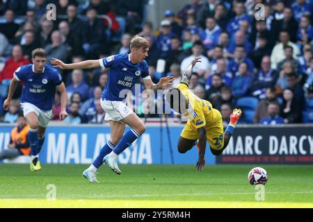 Cardiff, Royaume-Uni. 21 septembre 2024. Wilfried Gnonto de Leeds Utd est faussé par Joel Bagan de Cardiff City. EFL Skybet championnat match, Cardiff City v Leeds Utd au Cardiff City Stadium à Cardiff, pays de Galles, le samedi 21 septembre 2024. Cette image ne peut être utilisée qu'à des fins éditoriales. Usage éditorial exclusif, photo par Andrew Orchard/Andrew Orchard photographie sportive/Alamy Live News crédit : Andrew Orchard photographie sportive/Alamy Live News Banque D'Images
