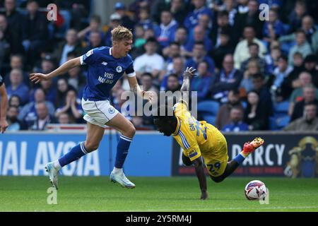 Cardiff, Royaume-Uni. 21 septembre 2024. Wilfried Gnonto de Leeds Utd est faussé par Joel Bagan de Cardiff City. EFL Skybet championnat match, Cardiff City v Leeds Utd au Cardiff City Stadium à Cardiff, pays de Galles, le samedi 21 septembre 2024. Cette image ne peut être utilisée qu'à des fins éditoriales. Usage éditorial exclusif, photo par Andrew Orchard/Andrew Orchard photographie sportive/Alamy Live News crédit : Andrew Orchard photographie sportive/Alamy Live News Banque D'Images