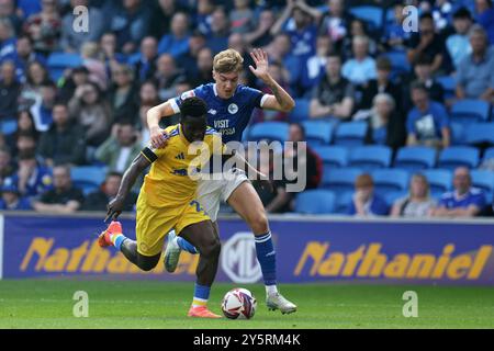 Cardiff, Royaume-Uni. 21 septembre 2024. Wilfried Gnonto de Leeds Utd tente de se séparer de Joel Bagan de Cardiff City. EFL Skybet championnat match, Cardiff City v Leeds Utd au Cardiff City Stadium à Cardiff, pays de Galles, le samedi 21 septembre 2024. Cette image ne peut être utilisée qu'à des fins éditoriales. Usage éditorial exclusif, photo par Andrew Orchard/Andrew Orchard photographie sportive/Alamy Live News crédit : Andrew Orchard photographie sportive/Alamy Live News Banque D'Images