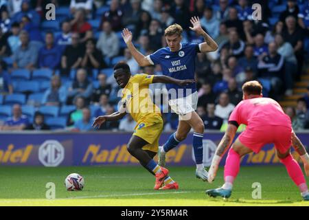 Cardiff, Royaume-Uni. 21 septembre 2024. Wilfried Gnonto de Leeds Utd tente de se séparer de Joel Bagan de Cardiff City. EFL Skybet championnat match, Cardiff City v Leeds Utd au Cardiff City Stadium à Cardiff, pays de Galles, le samedi 21 septembre 2024. Cette image ne peut être utilisée qu'à des fins éditoriales. Usage éditorial exclusif, photo par Andrew Orchard/Andrew Orchard photographie sportive/Alamy Live News crédit : Andrew Orchard photographie sportive/Alamy Live News Banque D'Images