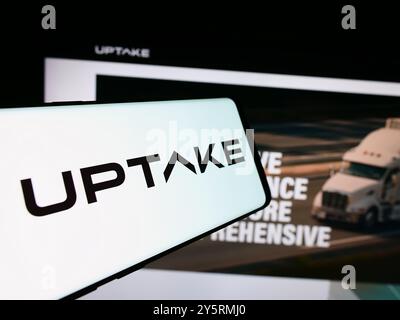 Allemagne. 19 août 2024. Dans cette illustration photo, un smartphone avec le logo de la société américaine d'IA Uptake technologies Inc est vu devant le site Web de l'entreprise. (Photo timon Schneider/SOPA images/SIPA USA) *** strictement à des fins éditoriales *** crédit : SIPA USA/Alamy Live News Banque D'Images