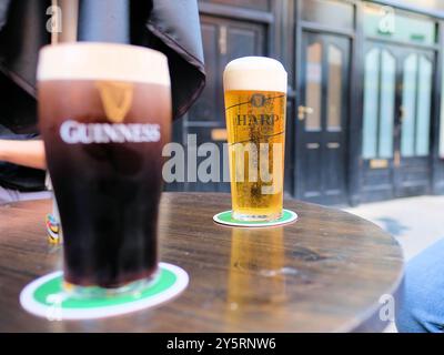 Un verre de marque Harp Lager et Guinness stout au magasin Guinness à l'entrepôt de la porte James à Dublin, Irlande ; logo de harpe Brian Boru. Banque D'Images