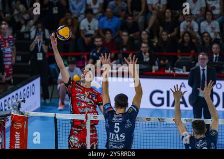 10 Wassim Ben Tara (Sir Susa Vim Perugia) Spike lors de la finale - Sir Susa Vim Perugia vs Itas Trentino, match de volleyball Italien Supercoupe hommes à Florence, Italie, le 22 septembre 2024 Banque D'Images