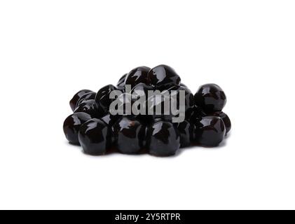 Pile de perles de tapioca foncées isolées sur blanc Banque D'Images