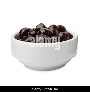 Perles de tapioca foncées dans un bol isolé sur blanc Banque D'Images