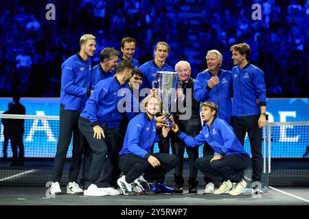 Berlin, Allemagne. 22 septembre 2024. BERLIN, ALLEMAGNE - 22 SEPTEMBRE : Carlos Alcaraz, Grigor Dimitrov, Daniil Medvedev, Casper Ruud, Stefanos Tsitsipas, Alexander Zverev, Flavio Cobolli, Jan-Lennard Struff de Team Europe, Bjorn Borg, capitaine de Team Europe et Thomas Enqvist, vice-capitaine de Team Europe, célèbrent avec le trophée laver Cup après que Team Europe ait remporté la laver Cup le troisième jour de la laver Cup à Uber Arena le 22 septembre 2024 à Berlin, Allemagne. (Photo de Francisco Macia/photo Players images/Magara Press) crédit : Magara Press SL/Alamy Live News Banque D'Images