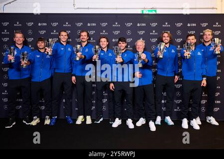 Berlin, Allemagne. 22 septembre 2024. BERLIN, ALLEMAGNE - 22 SEPTEMBRE : Carlos Alcaraz, Grigor Dimitrov, Daniil Medvedev, Casper Ruud, Stefanos Tsitsipas, Alexander Zverev, Flavio Cobolli, Jan-Lennard Struff de Team Europe, Bjorn Borg, Capitaine de Team Europe célèbrent avec les trophys de la laver Cup après que Team Europe ait remporté la laver Cup le troisième jour de la laver Cup à Uber Arena le 22 septembre 2024 à Berlin, Allemagne. (Photo de Francisco Macia/photo Players images/Magara Press) crédit : Magara Press SL/Alamy Live News Banque D'Images