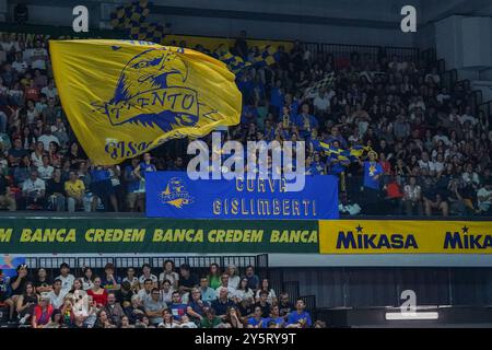 Supporters du Trentin lors de la finale - Sir Susa Vim Perugia vs Itas Trentino, match de volleyball Italien Supercoupe hommes à Florence, Italie, le 22 septembre 2024 Banque D'Images