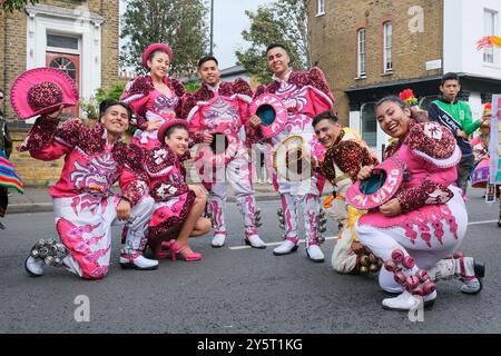 Des artistes du groupe bolivien Mi Viejo San Simon participent au défilé du carnaval Hackney 2024. Banque D'Images