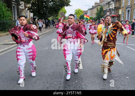 Des artistes du groupe bolivien Mi Viejo San Simon participent au défilé du carnaval Hackney 2024. Banque D'Images