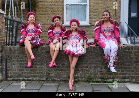 Des artistes du groupe bolivien Mi Viejo San Simon participent au défilé du carnaval Hackney 2024. Banque D'Images