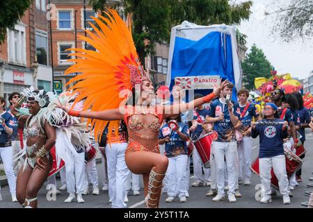 Une danseuse de samba participe au défilé du carnaval de Hackney, le premier événement en cinq ans après les contraintes budgétaires et la pandémie a forcé l’annulation. Banque D'Images