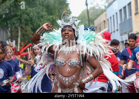 Une danseuse de samba participe au défilé du carnaval de Hackney, le premier événement en cinq ans après les contraintes budgétaires et la pandémie a forcé l’annulation. Banque D'Images