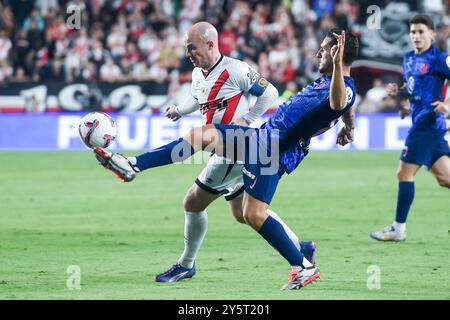 Madrid, Espagne. 22 septembre 2024. Koke (R) de l'Atletico Madrid affronte l'ISI Palazon du Rayo Vallecano lors du match de football de la ligue espagnole (la Liga) entre l'Atletico Madrid et le Rayo Vallecano, à Madrid, en Espagne, le 22 septembre 2024. Crédit : Gustavo Valiente/Xinhua/Alamy Live News Banque D'Images