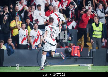 Madrid, Espagne. 22 septembre 2024. ISI Palazon (avant, haut) du Rayo Vallecano célèbre le but lors du match de football de la ligue espagnole (la Liga) entre l'Atletico Madrid et le Rayo Vallecano, à Madrid, en Espagne, le 22 septembre 2024. Crédit : Gustavo Valiente/Xinhua/Alamy Live News Banque D'Images