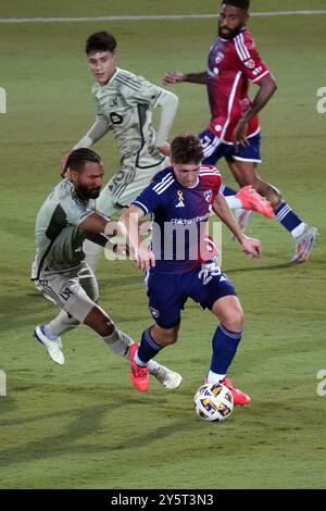 Frisco, États-Unis. 21 septembre 2024. Logan Farrington #23 du FC Dallas conduit la balle en avant lors du match de saison régulière de la MLS entre le FC Dallas et le Los Angeles FC au Toyota Stadium. Dallas FC bat le LAFC 3-1. Le 21 septembre 2024 à Frisco, Texas. (Photo de Javier Vicencio/Eyepix Group) crédit : Eyepix Group/Alamy Live News Banque D'Images