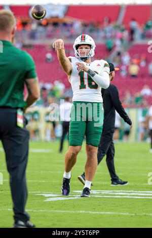 Tampa, Floride, États-Unis. 21 septembre 2024. Le quarterback des Miami Hurricanes REESE POFFENBARGER (16 ans) se réchauffe avant le match de football universitaire entre les Miami Hurricanes et les South Florida Bulls le 21 septembre 2024 au Raymond James Stadium de Tampa, en Floride. (Crédit image : © Israel Anta via ZUMA Press Wire) USAGE ÉDITORIAL SEULEMENT! Non destiné à UN USAGE commercial ! Banque D'Images