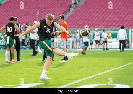 Tampa, Floride, États-Unis. 21 septembre 2024. Le joueur des Miami Hurricanes FRED POTTER (86) se réchauffe avant le match de football universitaire entre les Miami Hurricanes et les South Florida Bulls le 21 septembre 2024 au Raymond James Stadium de Tampa, Floride. (Crédit image : © Israel Anta via ZUMA Press Wire) USAGE ÉDITORIAL SEULEMENT! Non destiné à UN USAGE commercial ! Banque D'Images