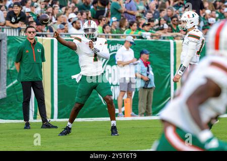 Tampa, Floride, États-Unis. 21 septembre 2024. Le quarterback CAM WARD (1) des Miami Hurricanes se réchauffe avant le match de football universitaire entre les Miami Hurricanes et les South Florida Bulls le 21 septembre 2024 au Raymond James Stadium de Tampa, en Floride. (Crédit image : © Israel Anta via ZUMA Press Wire) USAGE ÉDITORIAL SEULEMENT! Non destiné à UN USAGE commercial ! Banque D'Images