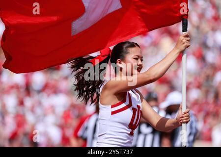 Bloomington, États-Unis. 21 septembre 2024. Une pom-pom de l'Université de l'Indiana porte un drapeau après que les Hoosiers aient marqué lors d'un match de football NCAA contre Charlotte au Memorial Stadium de Bloomington. Le score final est Indiana 52 et Charlotte 14. (Photo de Jeremy Hogan/SOPA images/Sipa USA) crédit : Sipa USA/Alamy Live News Banque D'Images