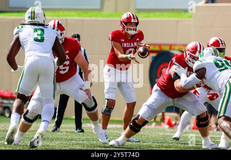 Bloomington, États-Unis. 21 septembre 2024. Le quarterback Kurtis Rourke (9 ans) des Indiana Hoosiers joue contre Charlotte lors d'un match de football NCAA au Memorial Stadium de Bloomington. Le score final est Indiana 52 et Charlotte 14. (Photo de Jeremy Hogan/SOPA images/Sipa USA) crédit : Sipa USA/Alamy Live News Banque D'Images