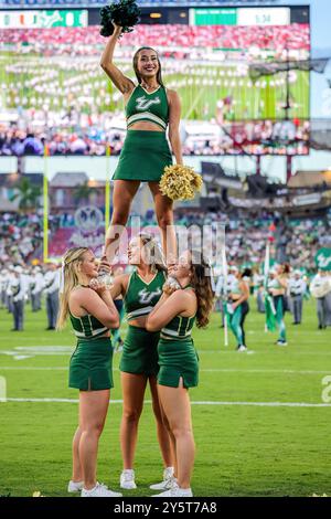 Tampa, Floride, États-Unis. 21 septembre 2024. South Florida Bulls Cheerleaders se produisent lors du match de football universitaire entre les Hurricanes de Miami et les Bulls de Floride du Sud le 21 septembre 2024 au Raymond James Stadium de Tampa, Floride. (Crédit image : © Israel Anta via ZUMA Press Wire) USAGE ÉDITORIAL SEULEMENT! Non destiné à UN USAGE commercial ! Banque D'Images