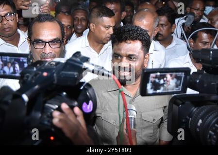 Pékin, Sri Lanka. 22 septembre 2024. Anura Kumara Dissanayake sort du bureau de son parti à Colombo, Sri Lanka, le 22 septembre 2024. Anura Kumara Dissanayake, candidate du pouvoir populaire national, a émergé vainqueur de l'élection présidentielle au Sri Lanka tenue le 21 septembre, a confirmé la Commission électorale le 22 septembre. Crédit : Gayan Sameera/Xinhua/Alamy Live News Banque D'Images