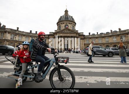 Paris, France. 22 septembre 2024. L'Institut de France est photographié à Paris, France, 22 septembre 2024. Les deux jours des Journées européennes du Patrimoine ont débuté ici samedi, au cours desquelles près de 20 000 sites historiques de France ont été ouverts gratuitement au public. Crédit : Gao Jing/Xinhua/Alamy Live News Banque D'Images