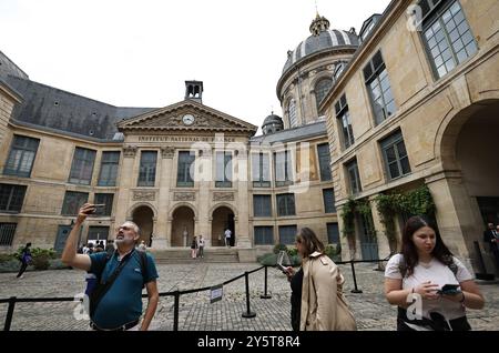 Paris, France. 22 septembre 2024. Visite de l'Institut de France à Paris, France, 22 septembre 2024. Les deux jours des Journées européennes du Patrimoine ont débuté ici samedi, au cours desquelles près de 20 000 sites historiques de France ont été ouverts gratuitement au public. Crédit : Gao Jing/Xinhua/Alamy Live News Banque D'Images