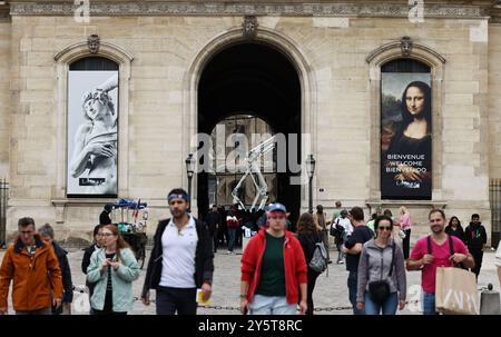 Paris, France. 22 septembre 2024. Les gens sont photographiés près du Musée du Louvre à Paris, France, 22 septembre 2024. Les deux jours des Journées européennes du Patrimoine ont débuté ici samedi, au cours desquelles près de 20 000 sites historiques de France ont été ouverts gratuitement au public. Crédit : Gao Jing/Xinhua/Alamy Live News Banque D'Images