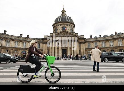 Paris, France. 22 septembre 2024. Institut de France est photographié à Paris, France, 22 septembre 2024. Les deux jours des Journées européennes du Patrimoine ont débuté ici samedi, au cours desquelles près de 20 000 sites historiques de France ont été ouverts gratuitement au public. Crédit : Gao Jing/Xinhua/Alamy Live News Banque D'Images