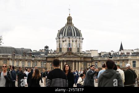 Paris, France. 22 septembre 2024. L'Institut de France est photographié à Paris, France, 22 septembre 2024. Les deux jours des Journées européennes du Patrimoine ont débuté ici samedi, au cours desquelles près de 20 000 sites historiques de France ont été ouverts gratuitement au public. Crédit : Gao Jing/Xinhua/Alamy Live News Banque D'Images