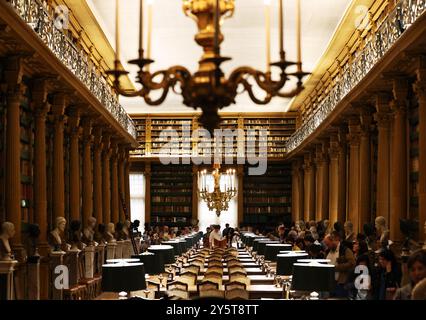 Paris, France. 22 septembre 2024. Les gens visitent la Bibliothèque Mazarine, ou Bibliothèque Mazarine à Paris, France, 22 septembre 2024. Les deux jours des Journées européennes du Patrimoine ont débuté ici samedi, au cours desquelles près de 20 000 sites historiques de France ont été ouverts gratuitement au public. Crédit : Gao Jing/Xinhua/Alamy Live News Banque D'Images