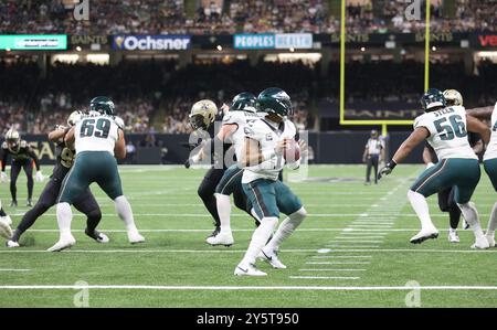 La Nouvelle-Orléans, États-Unis. 22 septembre 2024. Jalen Hurts, le quarterback des Philadelphia Eagles (1) tente une passe lors d'un match de la National Football League au Caesars Superdome le dimanche 22 septembre 2024 à la Nouvelle-Orléans, en Louisiane. (Photo de Peter G. Forest/Sipa USA) crédit : Sipa USA/Alamy Live News Banque D'Images