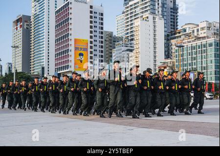 Formation d'un groupe de jeunes policiers vietnamiens sur la place centrale de la ville. Nha Trang, Vietnam - 31 juillet 2024 Banque D'Images