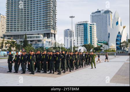 Formation d'un groupe de jeunes policiers vietnamiens sur la place centrale de la ville. Nha Trang, Vietnam - 31 juillet 2024 Banque D'Images