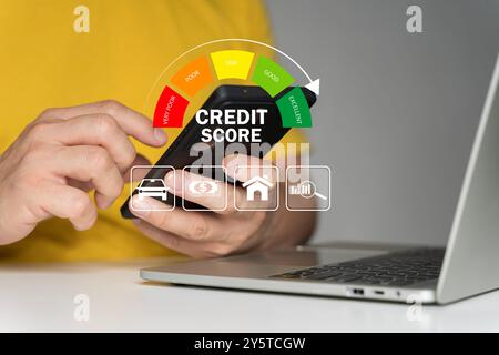 Concept de pointage de crédit, homme d'affaires utilisant smartphone avec pointage de crédit pour vérifier la cote pour les affaires et prêt personnel. Indicateur de pointage de crédit d'entreprise C Banque D'Images