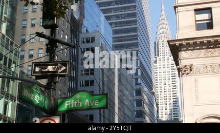 Fifth Avenue, 5 Ave Road sign, Manhattan Midtown Highrise gratte-ciel architecture, New York City 5th av, 42 Street corner near Bryant Park, Library. Signalisation de carrefour, États-Unis. Chrysler Building. Banque D'Images