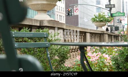 Cinquième avenue, panneau routier 5 Ave, Manhattan Midtown architecture, New York City 5th av, 42 Street green corner près de Bryant Park et Library. Signalisation de carrefour États-Unis. Chaise et table, banc métallique Banque D'Images