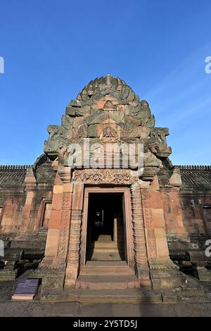 Linteau et fronton représentant Shiva dans son aspect de Yoga Dakshinamurti à la porte orientale de Prasat Phanom Rung, complexe du temple hindou khmer Banque D'Images