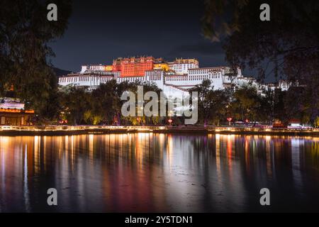 Le Palais du Potala de nuit est la plus haute altitude du monde, un magnifique bâtiment qui intègre palais, châteaux et monastères. C'est aussi la Banque D'Images