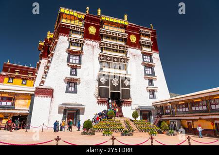 21 AOÛT 2022, TIBET, CHINE : entrée principale du Palais du Potala à Lhassa, Tibet. Ciel bleu avec espace de copie pour le texte Banque D'Images