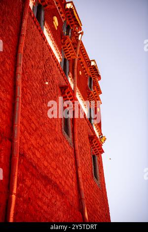 Murs rouges du Palais du Potala est la plus haute altitude du monde, un bâtiment qui intègre palais, châteaux et monastères. C'est aussi le plus grand an Banque D'Images