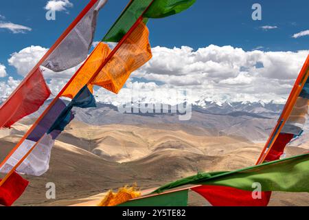 Montagnes enneigées de l'Himalaya au col de Lalung la, 5050m d'altitude sur l'autoroute de l'amitié entre Lhassa au Tibet et Katmandou au Népal Banque D'Images