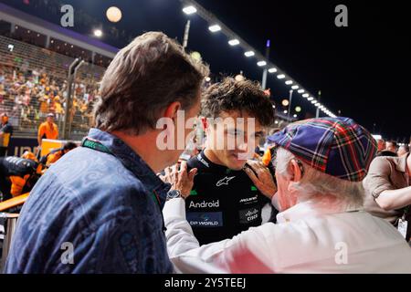 Singapour, Singapour. 22 septembre 2024. Lando Norris de Grande-Bretagne et McLaren Formula 1 Team (C) discutent avec Sir Jackie Stewart (R), légende de la F1, sur la grille de départ avant le Grand Prix de F1 de Singapour au Marina Bay Street circuit. Crédit : SOPA images Limited/Alamy Live News Banque D'Images