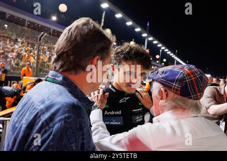 Singapour, Singapour. 22 septembre 2024. Lando Norris de Grande-Bretagne et McLaren Formula 1 Team (C) discutent avec Sir Jackie Stewart (R), légende de la F1, sur la grille de départ avant le Grand Prix de F1 de Singapour au Marina Bay Street circuit. (Photo de George Hitchens/SOPA images/SIPA USA) crédit : SIPA USA/Alamy Live News Banque D'Images