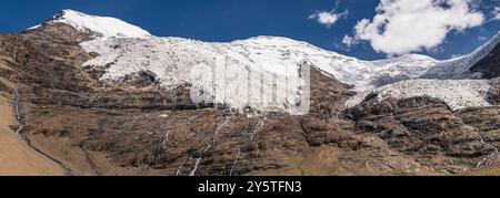 Le mont Togolung de 6773 m de haut -à gauche- et le mont Nojin Kangsang de 7206 m de haut Banque D'Images