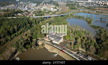 Ostrava, République tchèque. 22 septembre 2024. Les pompiers utilisent de nombreuses pompes pour pomper un lagon créé par une brèche dans le mur d’inondation à la suite de fortes pluies et des inondations subséquentes, à Ostrava-Nova ves, en République tchèque, le 22 septembre 2024. Crédit : Petr Sznapka/CTK photo/Alamy Live News Banque D'Images