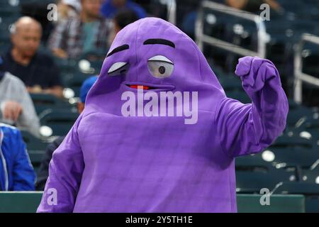 Un fan habillé en Grimace se tient derrière le dugout avant le match de baseball entre les Phillies de Philadelphie et les mets de New York au Citi Field à Corona, New York, le dimanche 22 septembre 2024. (Photo : Gordon Donovan) Banque D'Images