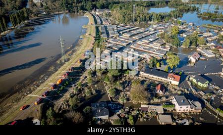 Ostrava, République tchèque. 22 septembre 2024. Les pompiers utilisent de nombreuses pompes pour pomper un lagon créé par une brèche dans le mur d’inondation à la suite de fortes pluies et des inondations subséquentes, à Ostrava-Nova ves, en République tchèque, le 22 septembre 2024. Crédit : Petr Sznapka/CTK photo/Alamy Live News Banque D'Images